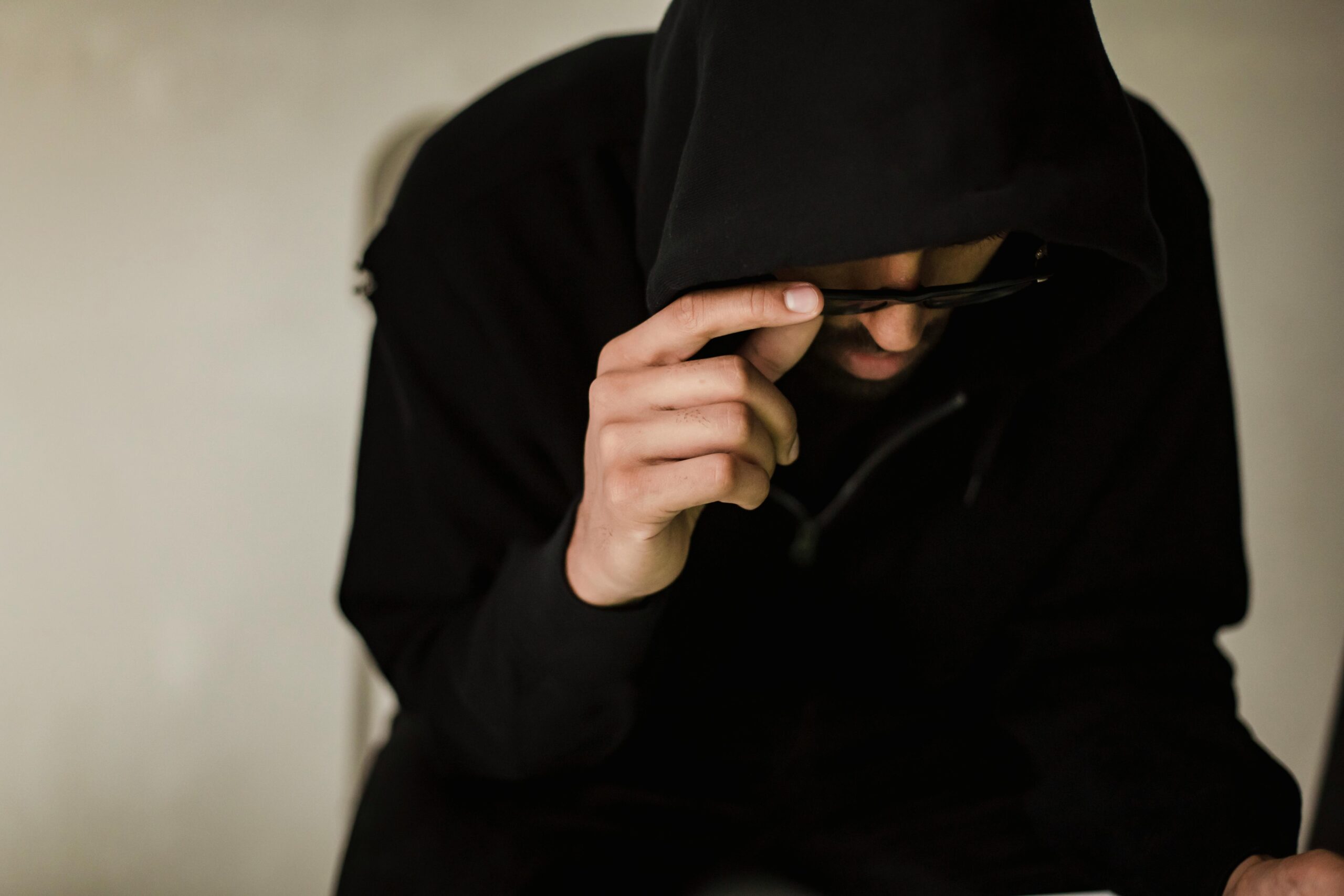 Crop Hacker In Schwarzen Hoodie Senken Brillen