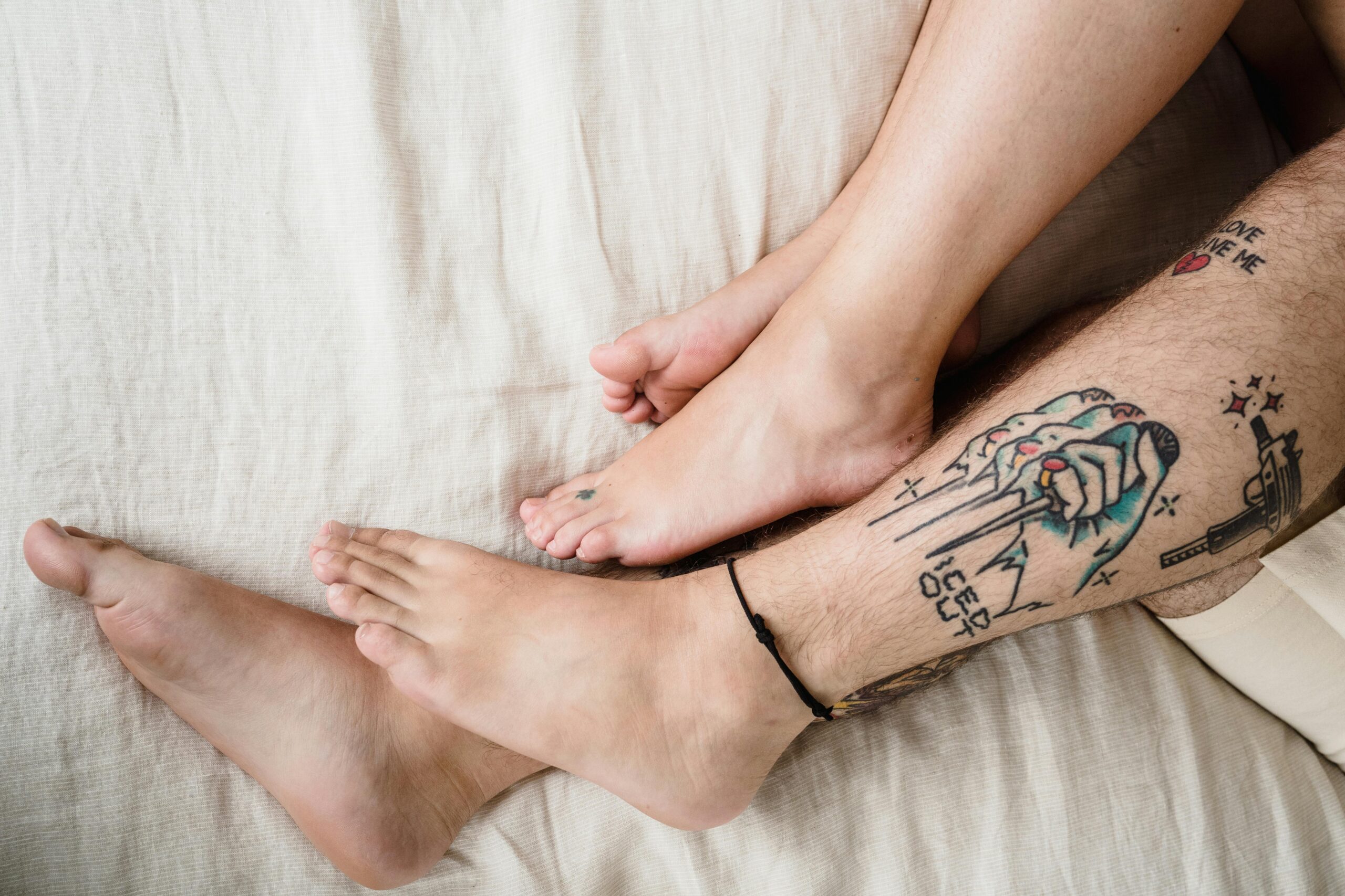 Kostenloses Stock Foto zu bein tattoo, beine, bett