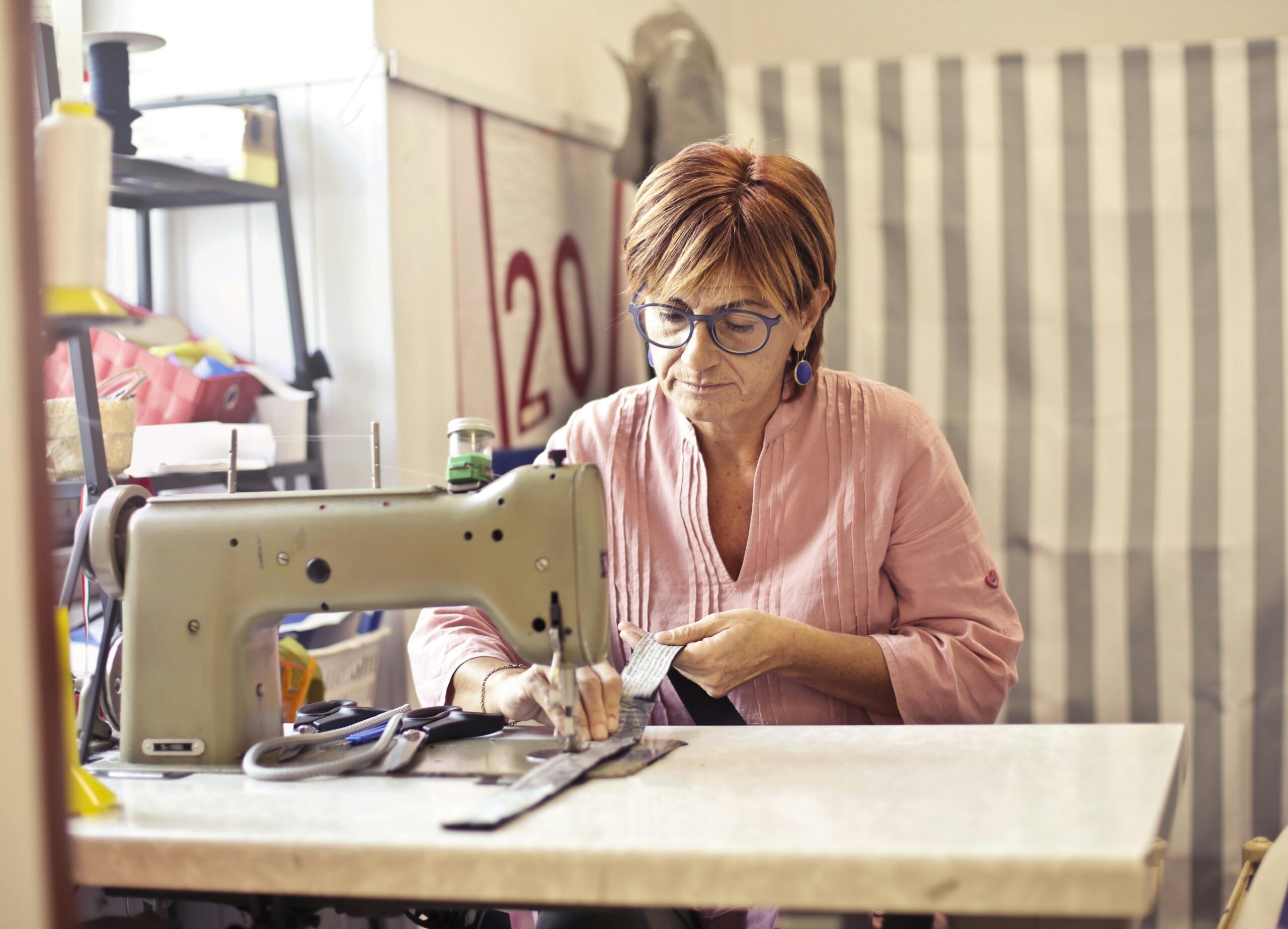 Foto Der Frau Mit Nähmaschine