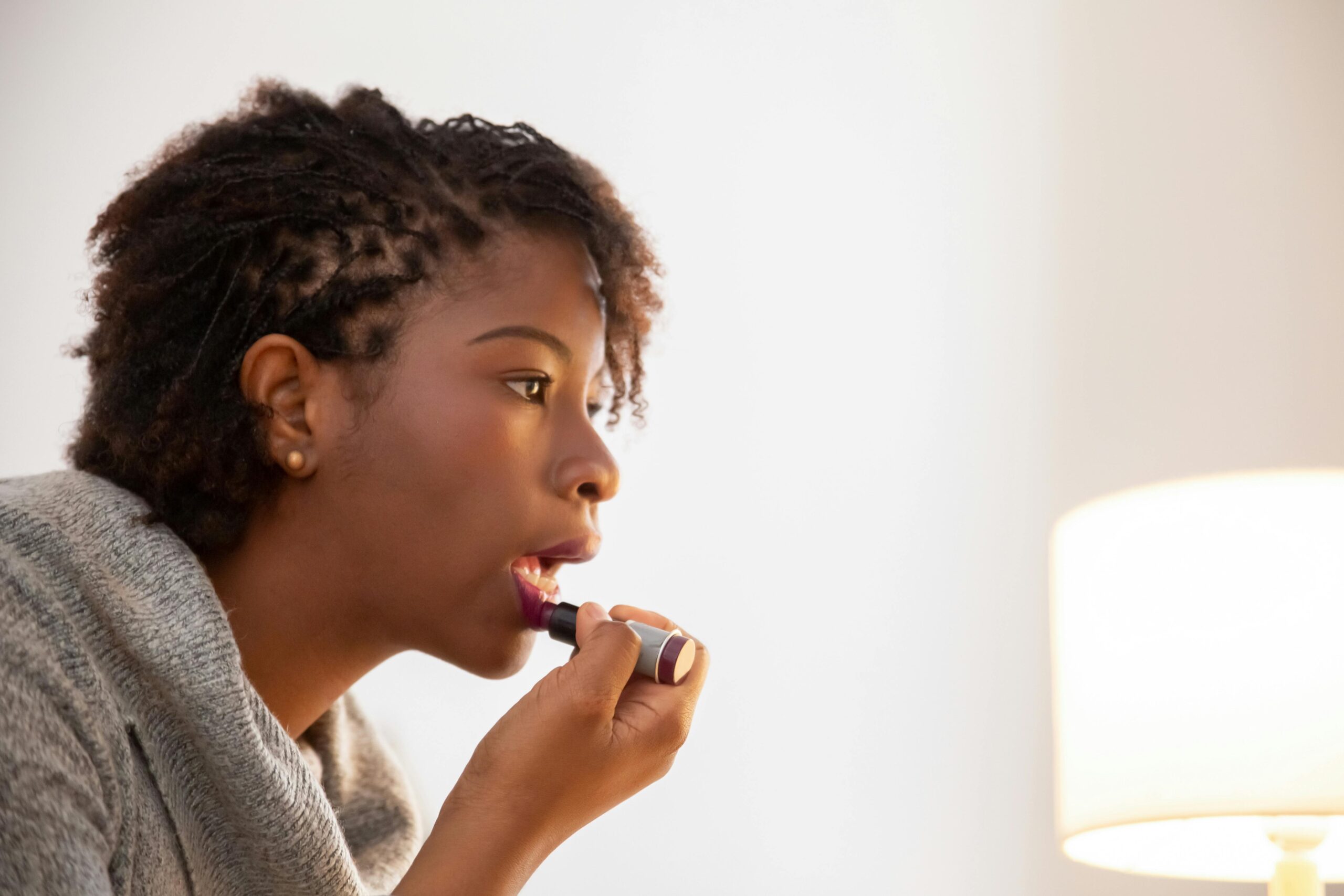 Kostenloses Stock Foto zu #indoor, afroamerikaner-frau, anmutig
