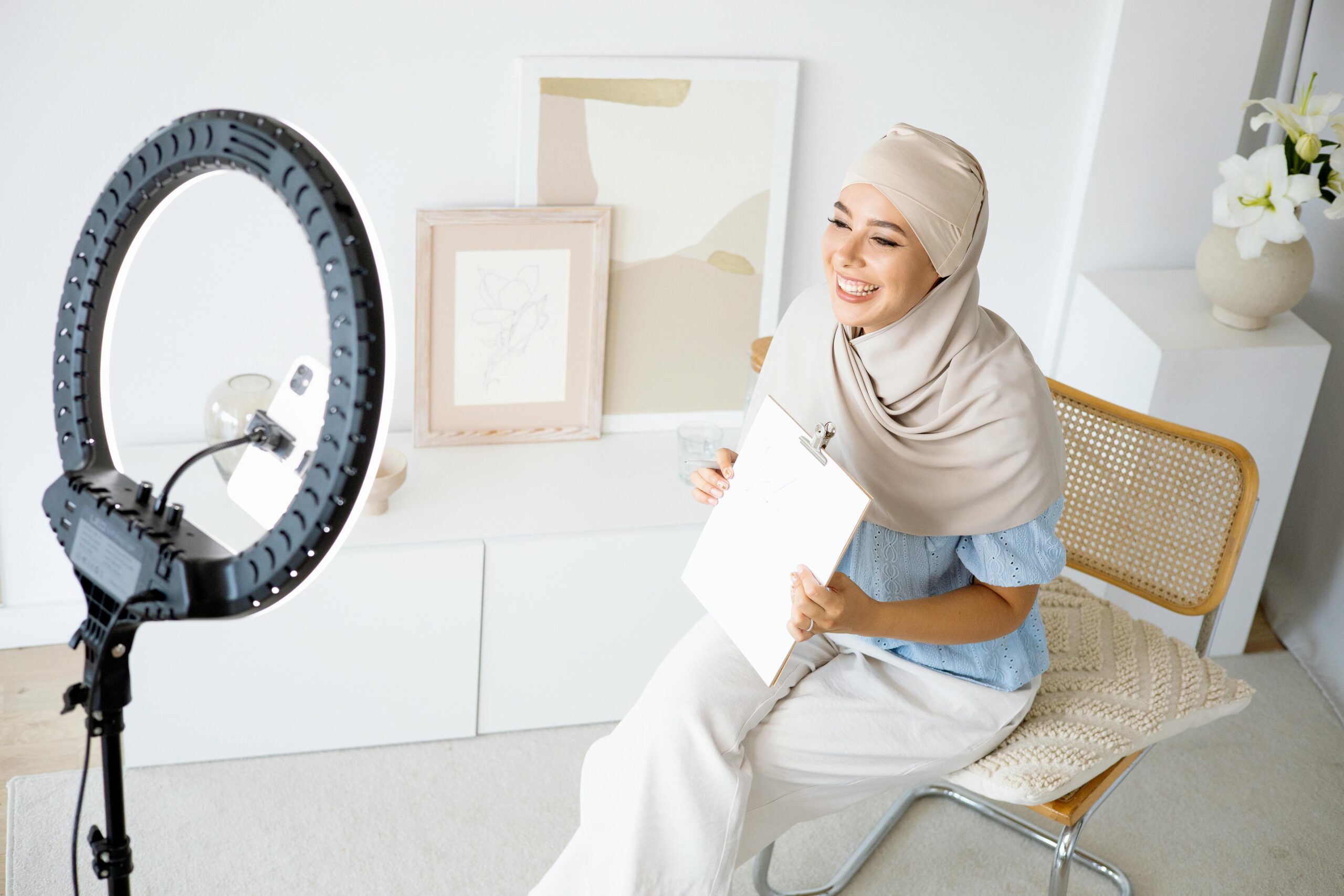 Kostenloses Stock Foto zu #indoor, anruf, arabische frau