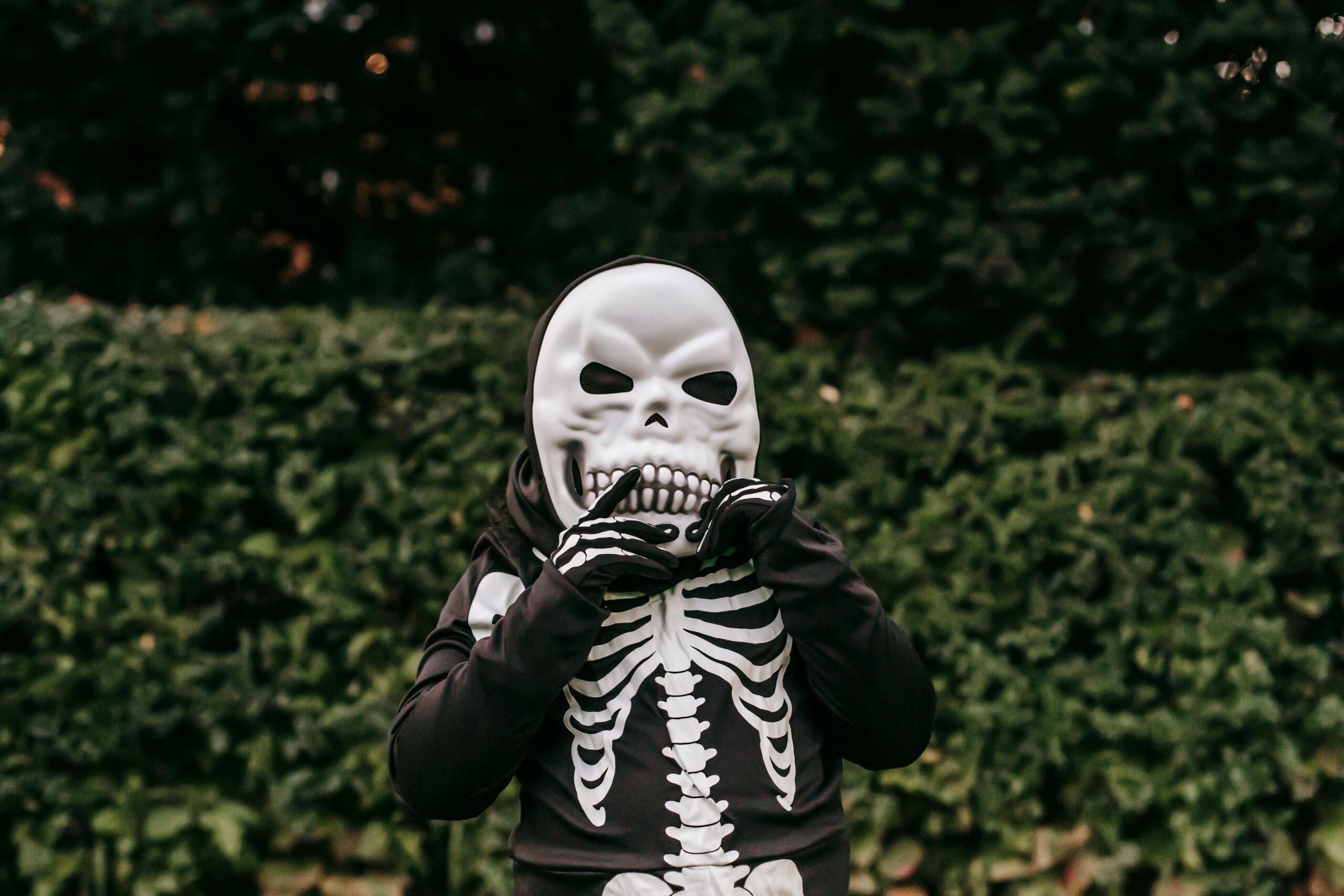 Person, Die Weiße Und Schwarze Maske Trägt