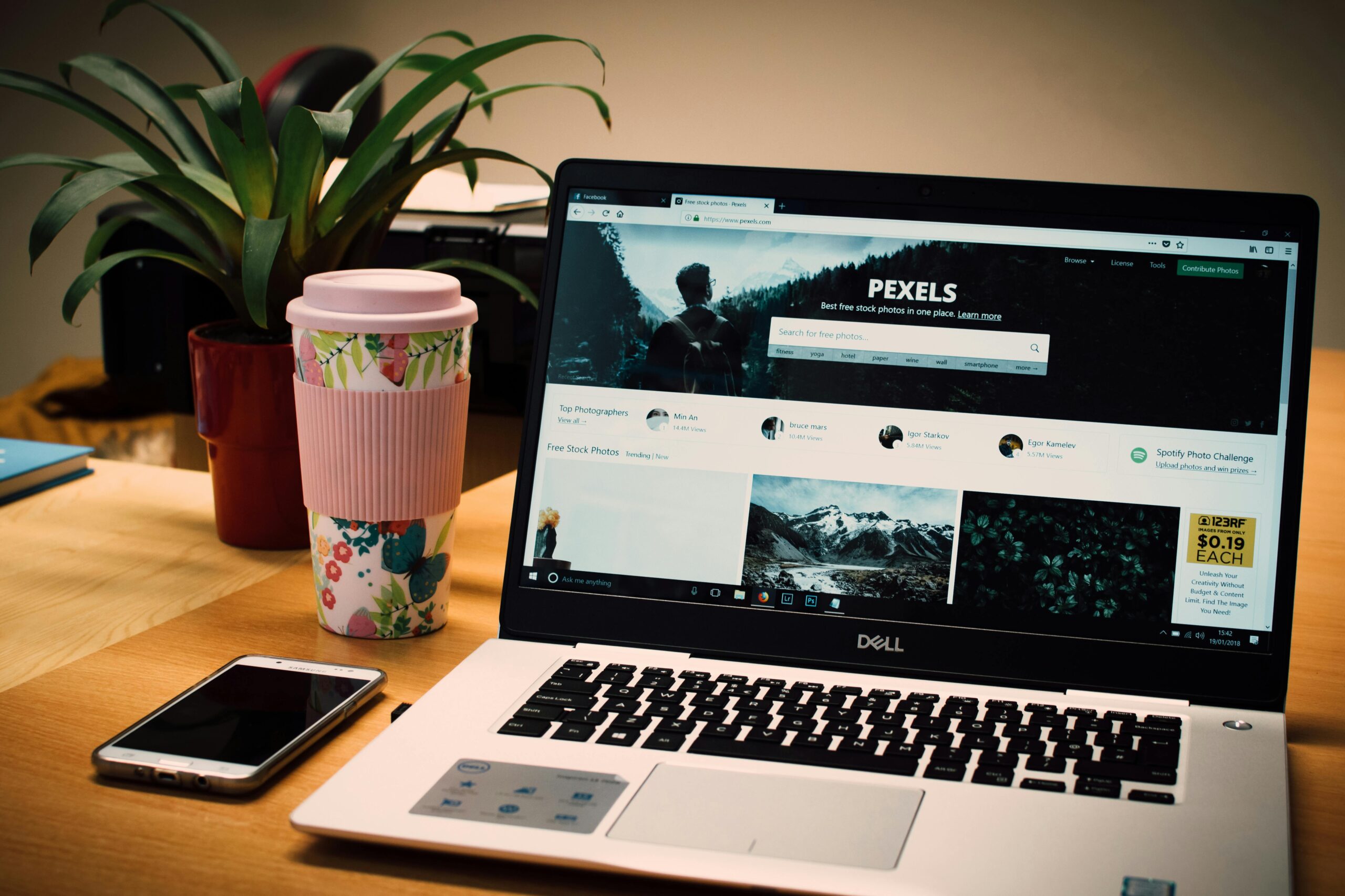 Foto Eines Grauen Dell Laptops, Der Pexels Webseite Anzeigt