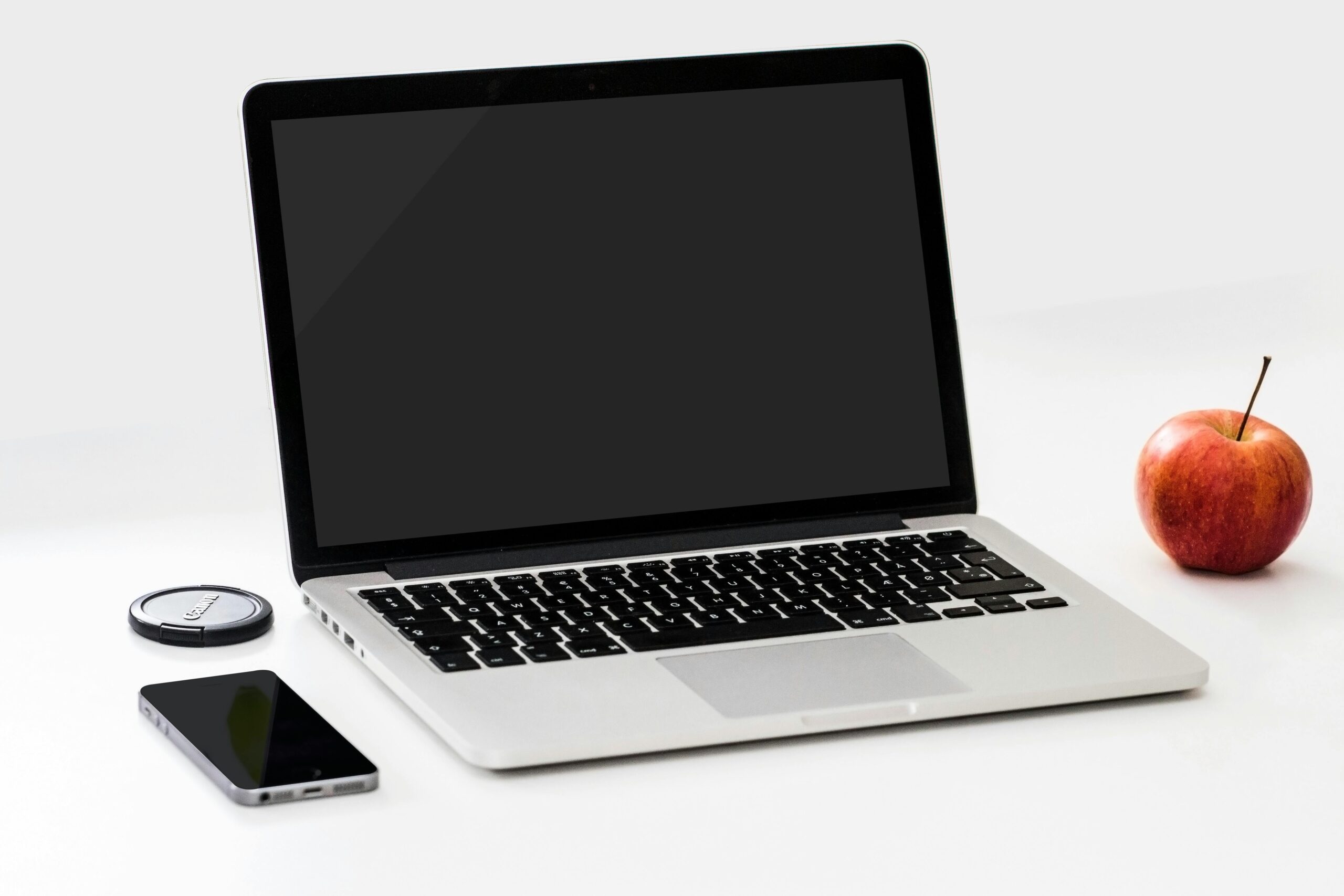 Macbook Pro In Der Nähe Von Iphone Und Apple Fruit